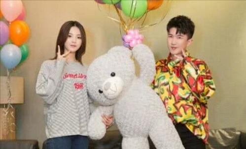 为了吃瓜他进娱乐圈,他意外踏入娱乐圈，开启璀璨星途